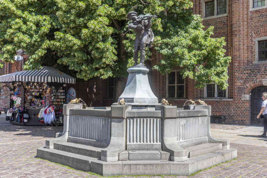Polonia - Torun 013 - plaza Vieja del Mercado - la fuente del Balsero.jpg